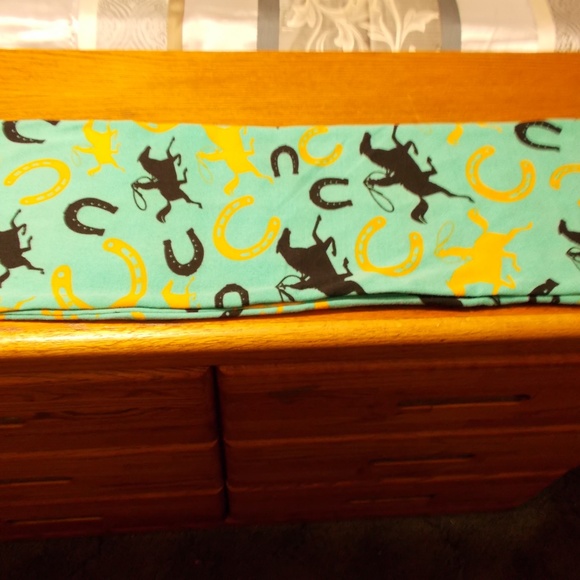 THIS IS AN INFINITY SCAR IN DIFFERENT COLORS. - Picture 2 of 3